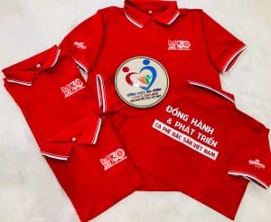 ao thun poly màu đỏ 2 sọc trắng